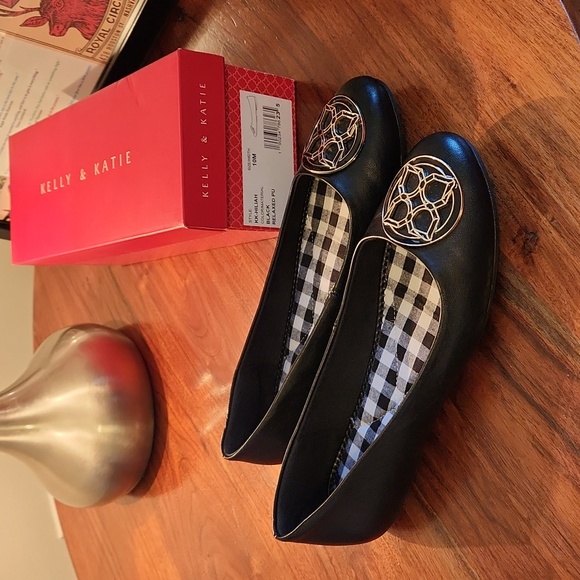 Kelly & Katie 10M Black Flats - Picture 3 of 3